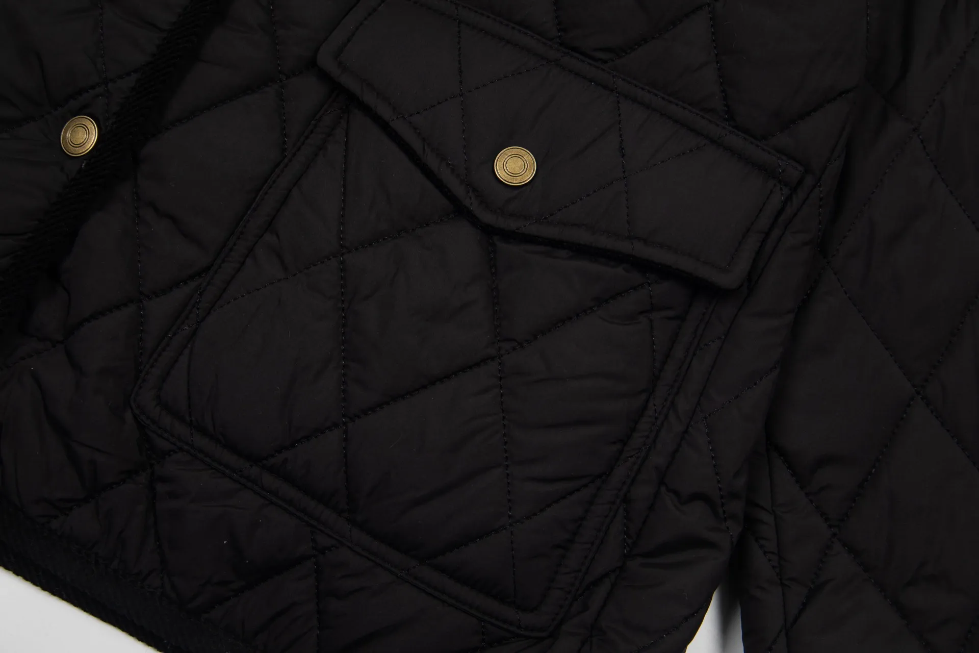 P330 Model No.: G130 Ralph Lauren New Ralph Lauren chest logo embroidery diamond plaid lapel corduroy cotton jacket 1️⃣Selected high-quality high-elastic cotton, perfect control of workmanship details, exquisite small logo embroidery on the chest, corduroy color-blocked lapels, pocket design full of details, highlighting personality! The version is simple but not simple! 3️⃣It is very youthful and energetic, and can be easily worn by both men and women. It is very in line with the fashion aesthetic concepts of today's young people! 4️⃣A full set of customized accessories, complete with three standards, same style for men and women, a must-have for couples! Color: black, navy blue, apricot Size: S, M, L, XL